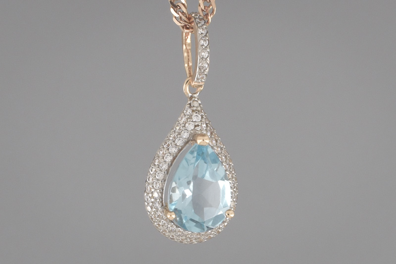 Изображение Золотая подвеска с топазом и цирконами