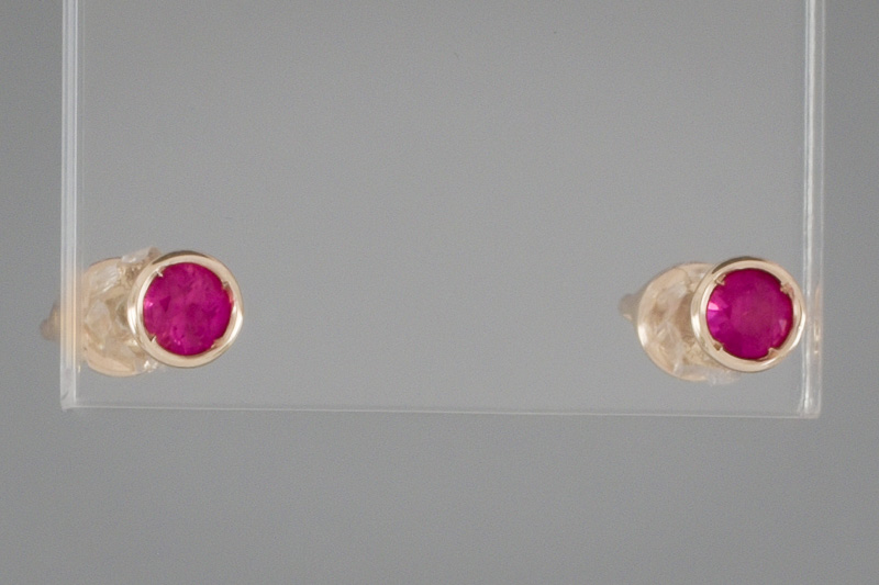 Paveikslėlis Auksiniai auskarai su rubinais