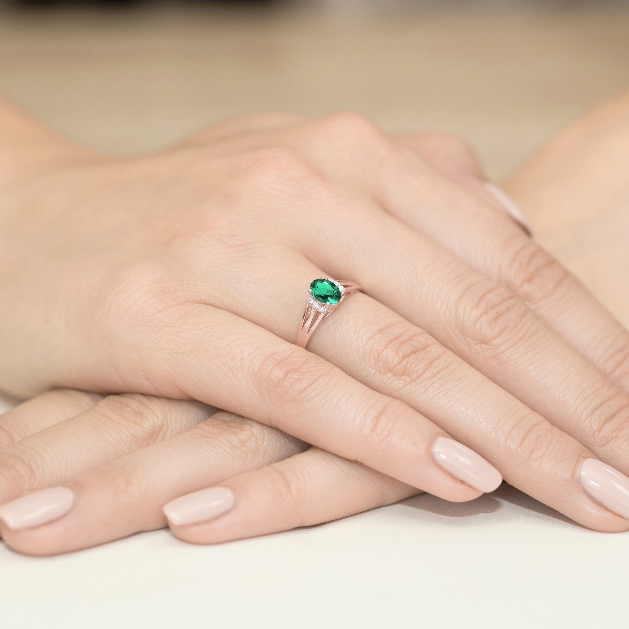 Изображение Золотое кольцо с бриллиантами и изумрудом