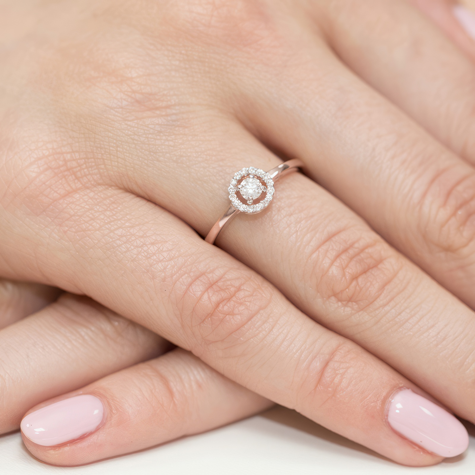 Изображение Золотое кольцо с бриллиантами