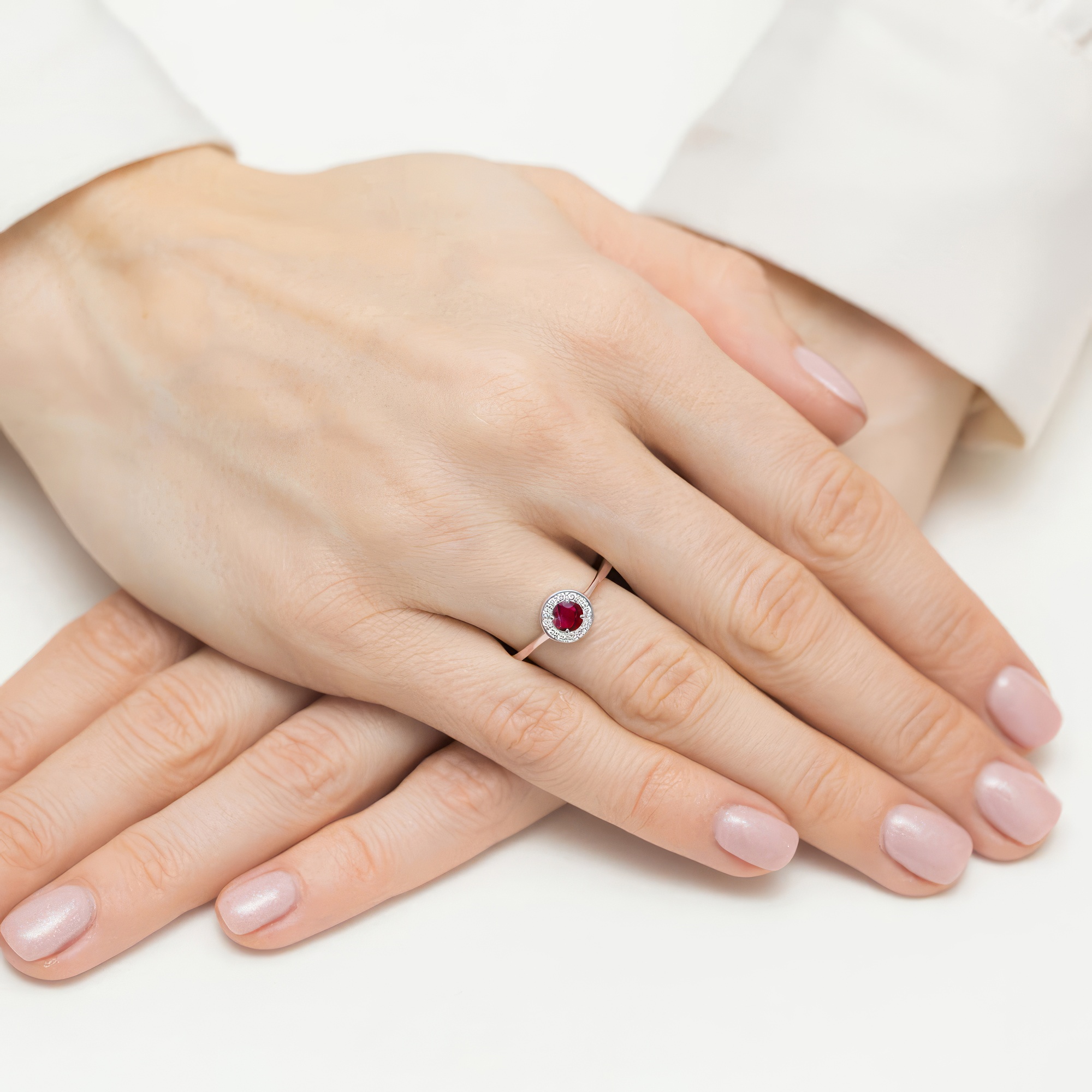 Изображение Золотое кольцо с бриллиантами и рубином