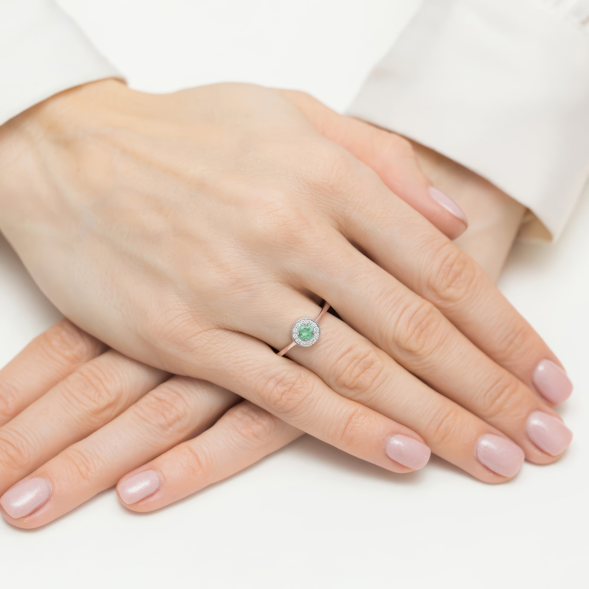 Изображение Золотое кольцо с бриллиантами и изумрудом