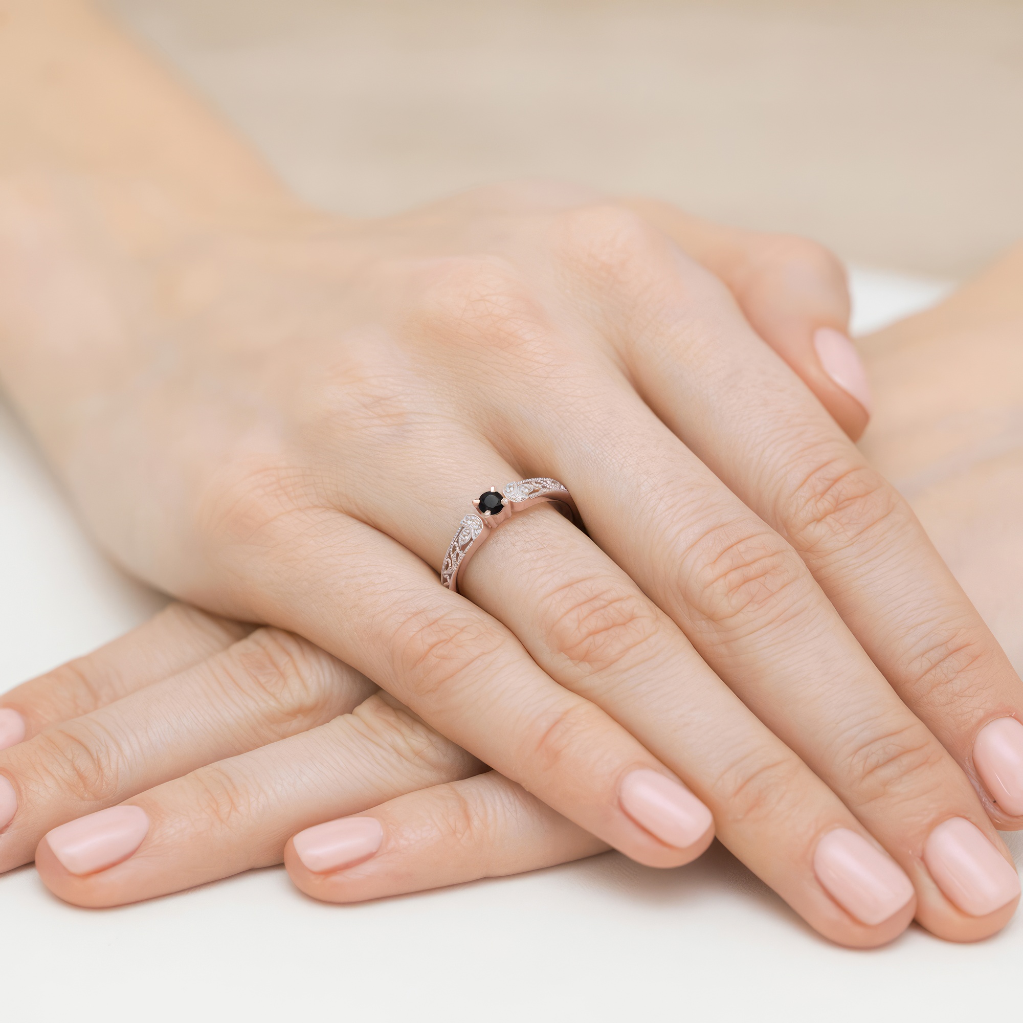 Изображение Золотое кольцо с черным бриллиантом и бриллиантами