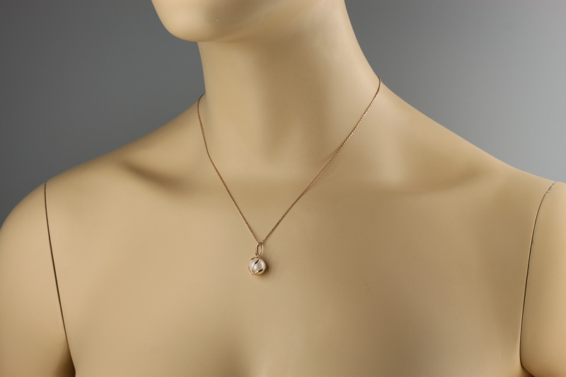 Изображение Золотая подвеска с жемчугом 